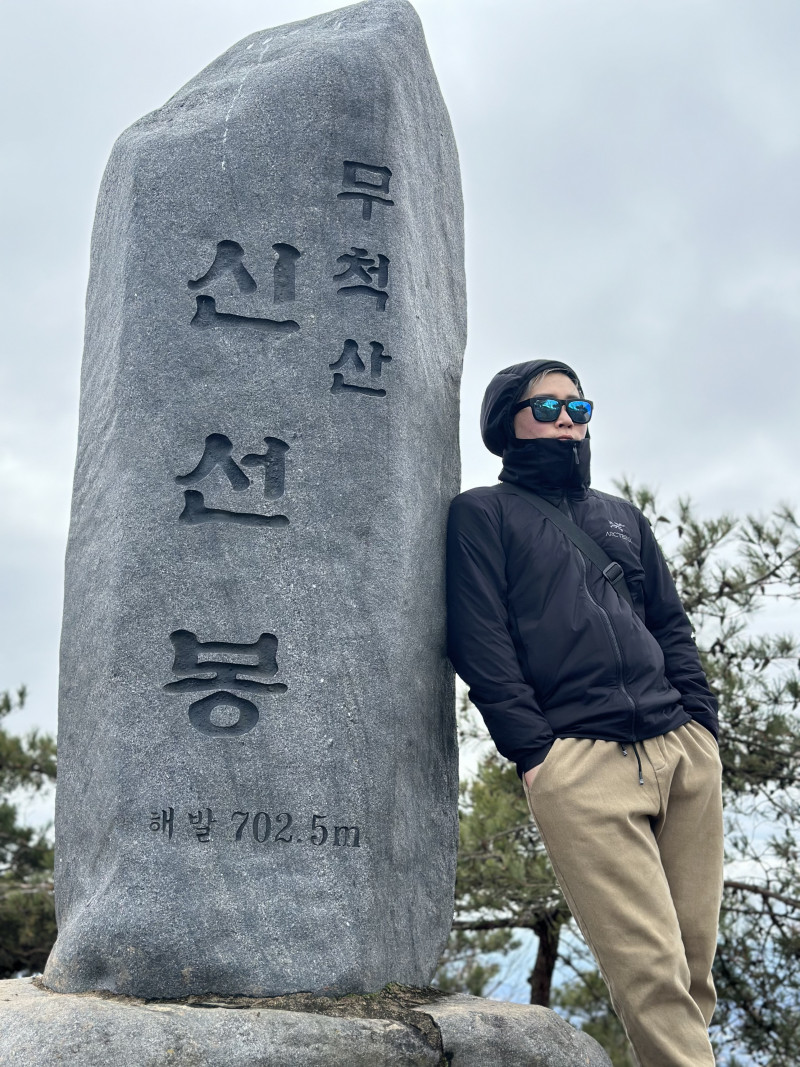 김해 무척산
<경상남도 김해시 무척산>
⛰️전체 산행 루트⛰️
🅿️들머리 : 무척산 공용주차장
🅿️날머리 : 동일
📝산행거리 : 5.9km
📝산행코스 : 주차장 - 흔들바위 - 정상 - 천지못 - 숨은벽 - 천지폭포 - 주차장
❤️🔥산행난이도 : 보통
⏰산행시간 : 2시간40분
🚘 주차장: 무척산 공용주차장
🛣️네비: 경남 김해시 마사로 36-82 석굴암
🅿️ 주차요금: 무료
🚻 화장실: 있음
🚸 입산 가능 시간 🚸
동절기(11월~익년 3월) 00:00~24:00
하절기(4월~11월) 00:00~24:00
✅ 블랙야크 100대명산 플러스 인증지 “무척산” 해발702.5m
✅ 초반등산로는 둘레길같이 아주 편안하고 좋고, 20분만 오르면 흔들바위와전망대가 나와서 잠시 쉬어가기 좋습니다
✅ 정상까지는 높은경사와 계단이 제법많고 정상까지 뷰가 없으므로 아무생각없이 쭉 올라가시면 됩니다,
✅ 하산길 숨은벽 포토존 가기위해서는 백운암 안내표지판 보고 하산하세요!
✅ 천지못에 도착하며, 🫏당나귀의 이상한 울음소리에 깜짝 놀랄수있어요, 여기서 하산길 못찾는분들은 기도원 옆길로 내려 가시면 됩니다
✅ 겨울철에 천지폭포는 원각폭포처럼 웅장하고 아름답습니다 그리고 하산길에 숨은벽 조망도 아주 끝내줍니다(오후쯤 해넘어가는시점이 사진찍기 이쁨)