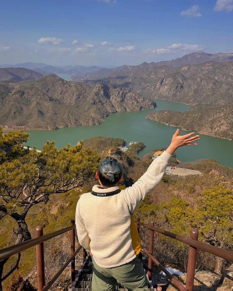 월악산 제비봉
< 충북 단양군 월악산 제비봉>
⛰️전체 산행 루트⛰️
🅿️들머리 : 제비봉공원지킴터
🅿️날머리 : 동일
📝산행거리 : 4.6km
📝산행코스 : 장회나루 휴게소 주차장- 제비봉 공원 지킴터 - 월악산 제비봉 정상(722m)
❤️🔥산행난이도 : 보통
⏰산행시간 : 2시간30분
🚘 주차장: 장회리주차장
🛣️네비: 단양군 단성면 장회리 117-6
🅿️ 주차요금: 무료
🚻 화장실: 있음
✅제비봉공원지킴터 앞 주차장은 협소해요. 바로 옆 장회나루휴 게소의 주차장 이용하세요.
✅입구부터 30분만 정도 등산 하시면 계단 뷰 포인트//20분만 더 올라가시면 마지막 계단 있는곳이 sns 자주나오는 가장 이쁜 계단 포인트 입 니다!(정상부근에 뷰가 없으니 계단까지만 갔다오셔도 됩니다
✅제비봉만 갔다가 아쉬분들은 맞은편 차량이동10분만하시면 옥순봉&구담봉 이 있으니 이쁜 옥순대교를 볼수있으니 1일2산으로 다녀오시길 강추드려요!
✅개인적으로 구담봉 쪽보다 옥순봉에서 볼 수 있는 옥순대교 뷰꼭 보시고 가세요
✅ 제비봉 계단 뷰에서 보는 충추호 제비물결쪽으로 일몰을 떨어지니 노을 질때까지 머물고 가시면 좋아요