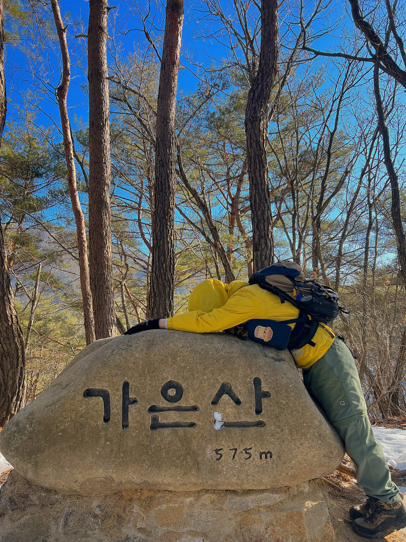 가은산
< 충북 단양군 가은산>
⛰️전체 산행 루트⛰️
🅿️들머리 : 옥순대교휴게소
🅿️날머리 : 동일
📝산행거리 : 8.5km
📝산행코스 : 옥순대교 - 새바위 - 꼭지바위 - 벼락맞은바위 - 슬랩구간 - 둥지봉 - 가은산
❤️🔥산행난이도 : 보통
⏰산행시간 : 3시간40분
🚘 주차장: 옥순대교휴게소
🛣️네비: 충북 제천시 옥순봉로 399
🅿️ 주차요금: 무료
🚻 화장실: 있음
🚸입산 가능 시간🚸
동절기(11월~익년 3월) 05:00~13:00
하절기(4월~11월) 04:00~14:00
✅ 제천 가은산은 청풍호가 내려다보이는 위치에 자리한 산으로, 많은 등산객들이 찾는 인기산이기도 합니다. 블랙야크에서 선정한 100+ 산이기도 한데, 그래서 찾는 사람들이 많은 산입니다.
✅ 옥순대교 휴게소 주차장 맞은편에 가은산 들머리 입구이고, 새벽에 화장실 개방안되어있음❌
✅ 가은산을 오를 수 있는 주 등산로는 총 2곳이 있는데, 오늘 소개해드릴 옥순봉쉼터를 기점으로 다녀오는 코스와 상천주차장에서 원점회귀하는 코스가 있습니다
✅ 초입구는 가파른 오르막이지만, 후반에는 쭉 능선을타다가 내려갔다 올라갔다 제법 평평한 구간이 많습니다
✅ 가은산 정상에는 뷰라고 할께 딱히 없는 위치에 있어서 생각외로 일반적등산코스로는 이쁘지않습니다,
✅ 가은산에서 옥순대교 뷰를 보기위해서는 새바위,꼭지 바위 코스로 가야하는데 현재 출입금지 현수막이 걸려있어서 접근할수가없습니다