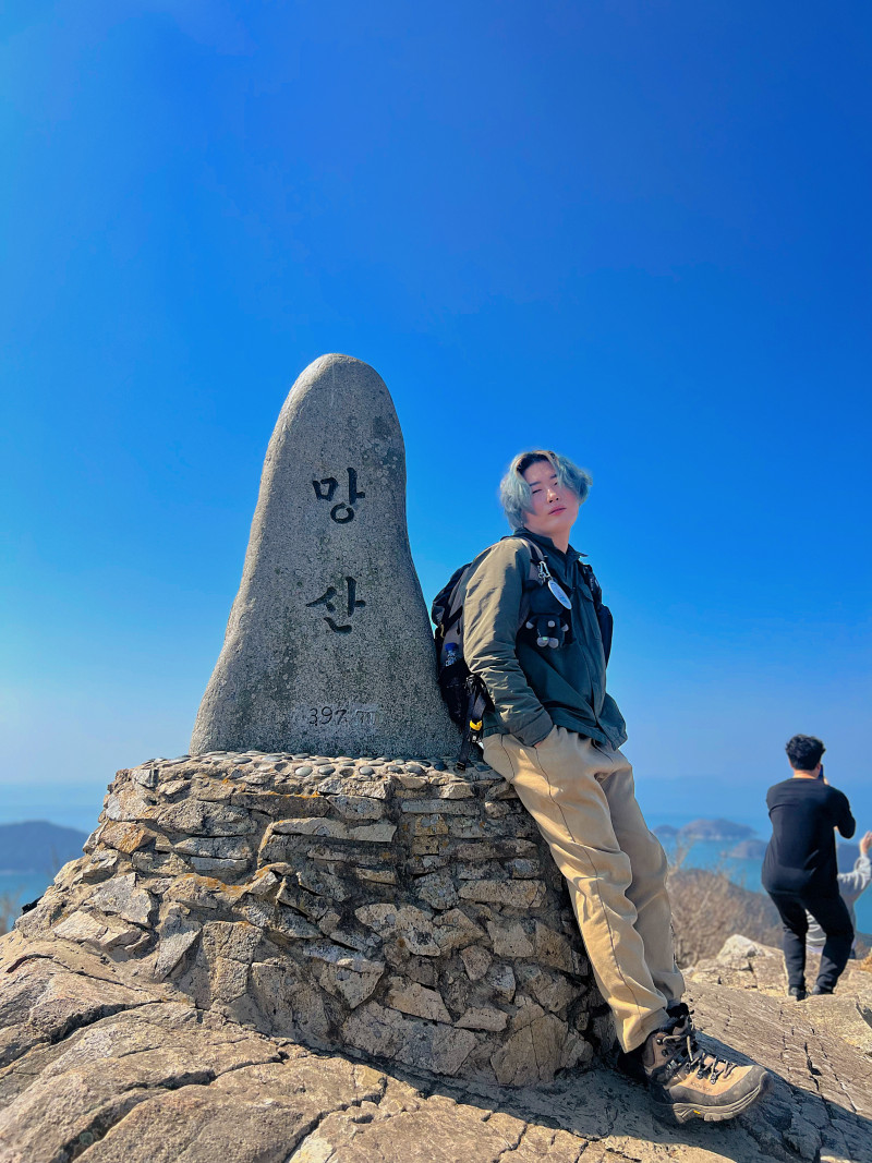 거제도 망산
< 경남 거제시 망산 >
⛰️전체 산행 루트⛰️
🅿️들머리 : 명사해수욕장
🅿️날머리 : 저구삼거리
📝산행거리 : 6km
📝산행코스 : 명사해수욕장 - 망산 - 내봉산 - 각미봉 - 저구삼거리
❤️🔥산행난이도 : 보통~어려움
⏰산행시간 : 3시간
🚘 주차장: 명사해수욕장
🛣️네비: 경남 거제시 남부면 명사길 11
🅿️ 주차요금: 무료
🚻 화장실: 있음
🚸입산 가능 시간🚸
동절기(11월~익년 3월) 00:00~24:00
하절기(4월~11월) 00:00~24:00
✅ 거제의 천하일경이라고 불리는 “망산”은 내륙에서 바다에 있는 🏝️섬 봉우리들을 조망하기좋은 최적의 뷰를 자랑하는 장소이며, 망산일주코스로 다녀왔습니다
✅ 명사해수욕장에서 망산가는길은 “놀러와펜션” 쪽으로 가시면 도로쪽 맞은편에 등산로 입구가 있으며, 만약 5월쯤에 오시면 도로 주변에 🪻수국까지 피어있으니 참고‼️
✅ 망산 등산로는 생각보다 가파르지도 않고 비교적으로 쉬운편이지만 생각외로 많은 돌계단,나무계단등 있거 중간쯤 올라가시면 ⛱️명사해수욕장 뷰 스팟도 볼 수 있습니다
✅ 망산 정상에 도착하시면 15개 가량 섬 봉우리와 확 트인 넓은 남쪽 바다 오션뷰 까지 볼 수 있어서 만족스러운 산행이 될 수 있습니다
✅ 일출,일몰🌄산행코스로는 홍포마을회관으로 빠르게 올라갈수있지만 매우 가파른경사이니 참고 하시길 바랍니다
🔸주변 관광지🔸
✔️ 근포 땅굴
✔️ 근포유람선
✔️ 바람의언덕,신선대
✔️ 명사해수욕장
📌 수국,동백,수선화 시즌에 추천