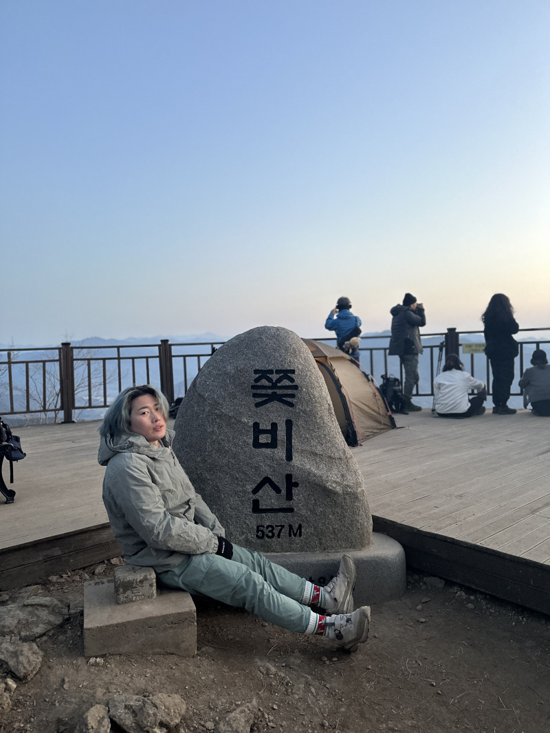 쫓비산
< 전남 광양시 쫓비산 >
⛰️전체 산행 루트⛰️
🅿️들머리 : 광양매화마을
🅿️날머리 : 동일
📝산행거리 : 6km
📝산행코스 : 매화마을 - 완만한경사(흙길) - 정상
❤️🔥산행난이도 : 보통
⏰산행시간 : 2시간
🚘 주차장: 홍싸리 청매실농원주차장
🛣️네비: 전남 광양시 다압면 도사리 399-9
🅿️ 주차요금: 무료
🚻 화장실: 있음
🚸입산 가능 시간🚸
동절기(11월~익년 3월) 00:00~24:00
하절기(4월~11월) 00:00~24:00
✅ 매년 3월이며 봄 시작을 알리는 “광양 매화마을” 매화 꽃으로 유명하기때문에 겸사겸사 알려진 “쫓비산”
✅ 매화마을 부터 정상까지 완만한 경사길(?) 흙으로된 경사길이 정상까지 이어지기때문에 하산할때 스틱이 필요 할 수 있고, 전날에 비오는 경우는 진흙길이 되어버리기 때문에 우중산행으로 비추
✅ 정상까지 뷰 이라는 스팟없고, 정상 테크에서 섬진강 과 일출를 볼 수 있어요 매화마을은 보이지 않아요🥺
✅ 주로 안내 버스로 올 경우 광양백운산 연계산행으로 오는 경우가 많습니다
✅ 하산후 광양매화마을 구경하고 하실텐데. 주변에 하동 한밭제다, 하동 화개장터, 구례 산수유 까지 들려보세요
🌼 광양매화축제기간 2024.3.8 ~ 2024.3.17 🌼
✔️ 올해부터 축제기간에 입장료가 생겼는데 지역상품권으로 전액 환급 해줘 요 일반 5000원 청소년 4000원 그외 면제 입니다!
✔️ 매표소 운영시간 : 07:00~17:00
✔️일출 보시는분들은 최소 새벽4시 까지 도착하시면 차량통제 없으니 마을안에 주차가능 늦게오시는분들은 셔틀 버스 탑승으로 진입 할 수 있습니다
🔸주변 관광지🔸
✔️ 광양매화마을
✔️ 하동한밭제다
✔️ 화개장터
✔️ 구례산수유마을
📌 매화,산수유,벚꽃 시즌에 추천