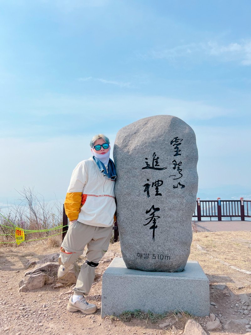 여수 영취산
< 전남 여수시 영취산 >
⛰️전체 산행 루트⛰️
🅿️들머리 : 흥국사
🅿️날머리 : 돌고개
📝산행거리 : 4.7km
📝산행코스 : 흥국사 - 108돌탑 - 도솔암 - 진례봉 - 가마봉 - 돌고개
❤️🔥산행난이도 : 보통
⏰산행시간 : 2시간
🚘 주차장: 흥국사
🛣️네비: 흥국사길 160 흥국사
🅿️ 주차요금: 무료
🚻 화장실: 있음
🚸입산 가능 시간🚸
동절기(11월~익년 3월) 00:00~24:00
하절기(4월~11월) 00:00~24:00
✅ 매년 4월초 흥국사에서벚꽃& 영취산에서 진달래 볼 수 있어요 시기를 잘 맞춰서 가시면 좋습니다
✅ 영취산 정상까지 산책같이 편안하게 쭉 길이 잘되어 있으며, 걷다보면 108 돌탑 공원이 나옵니다
✅ 흥국사에서 1.4km 정도 올라가시면 산속에 있는 매점(산장)이 있고 알고보니 여기까지 차량까지 올라올수 있답니다 🙉 (정상까지 0,6km) 날먹,,,
✅ 진례봉 반대쪽은 영취산시루봉 올라가는길도 있으며 , 도솔암가는갈에 벚꽃나무들이 자리잡고 있어서 경치에 취하면서 나무테크계단 오르시면 됩니다(매운맛구간🤬)
✅ 진례봉 정상 스팟은 여수산업단지와 여수바다가 보이는데 그렇게 이쁜다고 생각이 들지 않네요
✅ 정상부터 가마봉까지 쭉 진달래 군락지&진달래터널길이라 정말 이뻐서 꼭 가야합니다
✅ 가마봉에서 돌고개쪽으로 하산시 무릎관절주의⚠️ 가파른 시멘트길이라 하산길로 너무 안좋습니다😮💨 그리고 돌고개 주차장은 화장실도 없다는점,,!