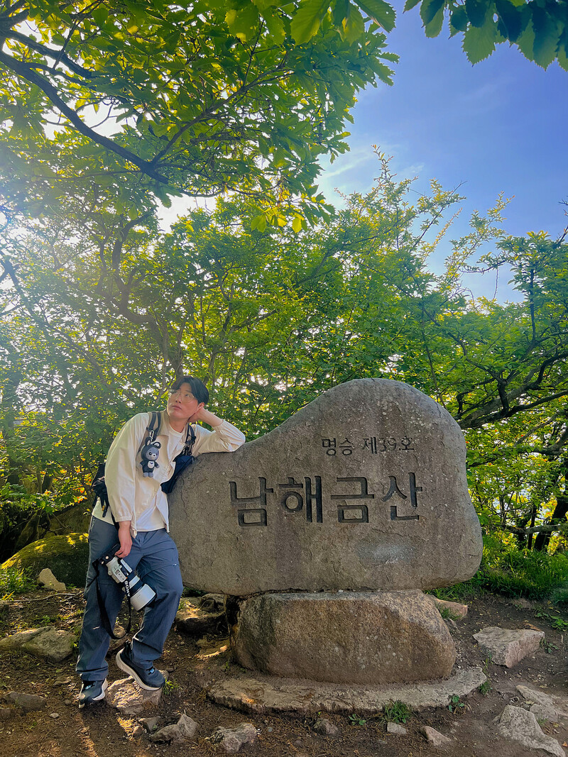 남해금산
<경상남도 남해군 금산 >
⛰️전체 산행 루트⛰️
🅿️들머리 : 복곡탐방지원센터
🅿️날머리 : 동일
📝산행거리 : 3.5km
📝산행코스 : 주차장 - 보리암 - 쌍홍문 - 정상 - 보리암 - 주차장
❤️🔥산행난이도 : 쉬움
⏰산행시간 : 1시간10분
🚘 주차장: 금산 복곡탐방지원센터
🛣️네비: 경남 남해군 이동면 보리암로 586.
🅿️ 주차요금: 평일4000원 주말5000원
🚻 화장실: 있음
🚸입산 가능 시간🚸
동절기(11월~익년 3월) 00:00~24:00
하절기(4월~11월) 00:00~24:00
✅ 복곡주차장에는 주차요금받고 있으며, 보리암에서 제일 가까운 주차장입니다, 일출로 오시는경우가 아니면 주차장이 협소하여 대부분 제1주차장에서 주차하셔서 셔틀버스타고 오는경우 많아요
(🚌셔틀버스비용 왕복운임요금: 3400원)
✅ 요즘 국가 문화재 같은경우는 사찰입장료가 폐지되어 무료로 입징 가능하지만 보리암은 아직 입장료 받고 있답니다 (성인기준: 1000원)
✅ 매표소에서 사찰까지 가는길은 도보로 15분 가량 소요되면 보리암에서 정상&쌍홍문 까지 15분내외에 총 30분 가량 소요 됩니다
✅ 남해 금산 일출 스팟으로 보리암사찰, 쌍홍문 동굴안, 정상봉수대 에서 많이 관람하시는데, 요번 일출 산행은 쌍홍문에서 보기로 했어요🤟
✅ 다녀온 개인느낌으로 쌍홍문은 여명일때나 해가 어느정도 올라왔을때 좋은거 같네요! 쌍홍문에서 해가 안보여요🥲🥲 계절에 따라 해뜨는 위치가 다소 차이가 있는데 정확히 언제인지는 모르겠네요
✅ 산행은 알짜배기 코스로만 다녀왔기에 운동시간은 짧은편!! 여유있게 즐기고 관람등하실분은 금산산장도가시고 라면 줍줍 피전도 줍줍 하고 즐기고 오시기 바랄께요!!