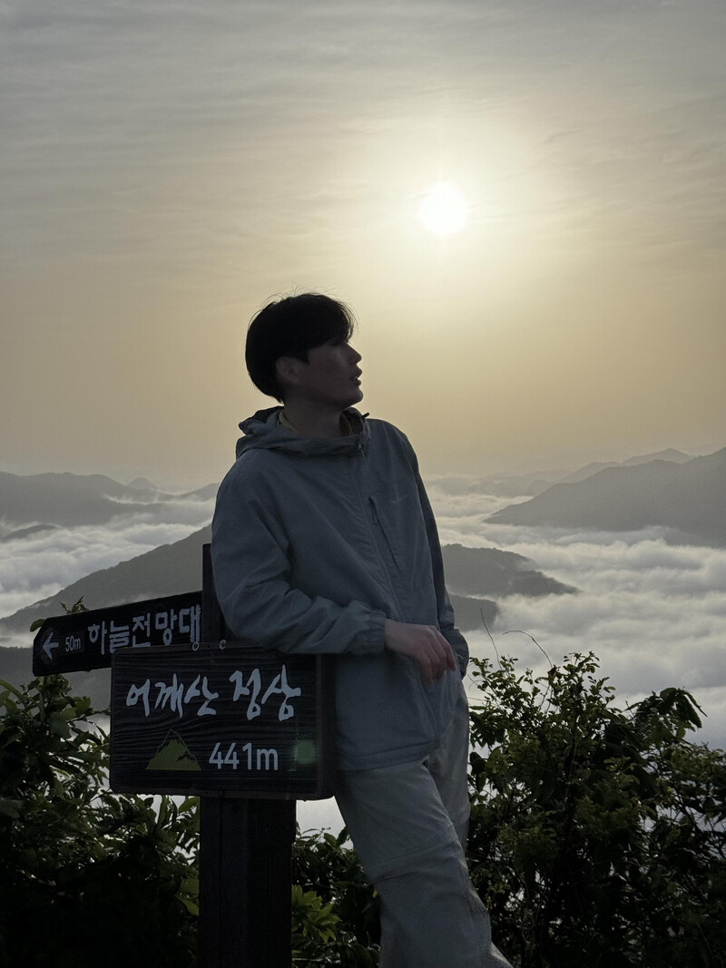어깨산
<충청북도 옥천군 어깨산 >
⛰️전체 산행 루트⛰️
🅿️들머리 : 옥천 옻문화단지
🅿️날머리 : 동일
📝산행거리 : 3.4km
📝산행코스 : 옥천 옻문화단지소형주차장-임도길-어깨 갈림길—어깨정-어깨산 정상-하늘전망대-원점회귀
❤️🔥산행난이도 : 보통
⏰산행시간 : 1시간30분
🚘 주차장: 옥천 옻문화단지소형주차장
🛣️네비: 충북 옥천군 동이면 조령리 산61-8
🅿️ 주차요금: 없음
🚻 화장실: 있음
🚸입산 가능 시간🚸
동절기(11월~익년 3월) 00:00~24:00
하절기(4월~11월) 00:00~24:00
✅ 작년부터 운해로 유명세를 타고 있는 옥천 어깨산에 드디어 다녀왔어요!! 어깨산 맞은편 장려산 들머리에 있는 용암사 운해맛집으로 유명한데,, 가성비로 따지면 용암사 거북바위가 짱인거 같아요
✅ 예전에 다녀오신분 피드보니 임도길도 차량으로도 갈림길까지 올라가시던데 지금은 차량통제라서 주차장부터 쭉 걸어올라가야해서 20-30분보다 더 많이 소요됩니다
✅ 임도길이라 길은 편한데 어깨갈림길부터 길이 지그재그로 되어있어서 쪼메 힘들고 비오는다음날에 가면 질퍽질퍽하니 신발도 바지도 더럽더럽🥹
✅ 막상 정상도착하니 운해가 별로없어서 실망했는데, 계속 기다리다보니 갑작스럽게 운해가 점점 몰려서 생기는게 넘 신기했네요 그전에는 운해생긴상태로 올라가다보니 생기기전에 미리올라가서 그광경을 관람하는것도 진귀한 경험이었네요😃
✅ 하산할때 갈림길에 금강전망대 길이있어서 전망대 뷰는 어떨까 했는데,,, 안가도 됩니다😅