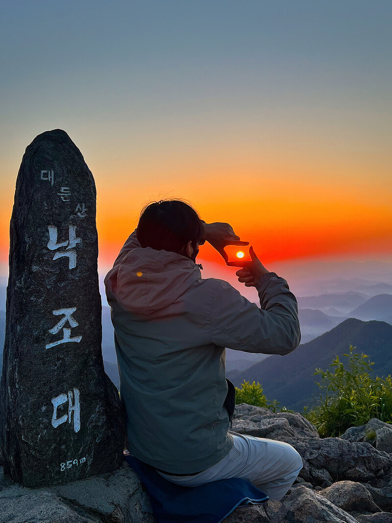 대둔산
<전라북도 완주군 대둔산 >
⛰️전체 산행 루트⛰️
🅿️들머리 : 태고사
🅿️날머리 : 동일
📝산행거리 : 4.3km
📝산행코스 : 태고사 - 갈림길 - 낙조대 -삼선계단 - 마천대 - 낙조산장 - 태고사
❤️🔥산행난이도 : 보통
⏰산행시간 : 2시간30분
🚘 주차장: 태고사
🛣️네비: 충남 금산군 진산면 청림동로 440 태고사
🅿️ 주차요금: 없음
🚻 화장실: 있음
🚸입산 가능 시간🚸
동절기(11월~익년 3월) 00:00~24:00
하절기(4월~11월) 00:00~24:00
✅ 대둔산 일출 맛집으로 낙조대, 생애대, 삼선계단 이며, 생애대는 초행길이면 못찾을수있으니 미리 다녀오신분 블로그 참고 하시길 바랍니다
✅ 저는 운해,일출로 최단으로 오를수 있는 대둔산 낙조대 코스! 태고사에서 낙조대까지 30-40분안에 도착하지만 들머리부터 낙조대 갈림길까지 쭉 이어지는 경사라 힘들수 있어요
✅ 낙조대 일출 보고 마천대로 넘어가는길에는 낙조산장으로 우회해서 마천대가는길있고 바로 마천대로 가는길이 있는데 꼭 낙조산장으로 우회해서 가는게 비교적 길이 좋습니다!! 숙지⚠️
✅ 마천대&삼선계단 갈림길에 도착하면 양쪽다 100m 부근 남았는데 삼선계담 꼭 가실분은. 눈물겨울 하산쪽 하셔야하는데? 좀 힘들었던 기억이,, 참고로 삼선계단으러 하산하면 안되요! 하산금지⚠️ 오를때 삼선계단을 이용할수있는데. 영상 사진 남기려고 저희는 아침일찍 사람없을때 하산루트로 사용함🫣
✅ 나는 블랙야크 인증으로 마천대만 찍겠다 하시는분들은 대둔산 케이블카 이용하셔서 오시면 손쉽게 다녀올 수 있으면 출렁다리 삼선계단 둘다 지나갈수 있으니 참고