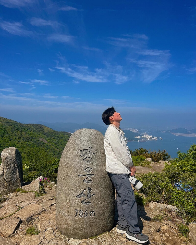 망운산
<경상남도 남해군 망운산>
⛰️전체 산행 루트⛰️
🅿️들머리 : 망운암
🅿️날머리 : 동일
📝산행거리 : 2.7km
📝산행코스 : 철쭉군락지공터 - 정상 - 능선길 - kbs중계소 - 임도길 - 철쭉군락지공터
❤️🔥산행난이도 : 보통
⏰산행시간 : 1시간
🚘 주차장: 망운암,가는길 철쭉군락지 공터
🛣️네비: 경남 남해군 남서대로2240번길630
🅿️ 주차요금: 없음
🚻 화장실: 있음
🚸입산 가능 시간🚸
동절기(11월~익년 3월) 00:00~24:00
하절기(4월~11월) 00:00~24:00
✅ 5월중순에 오시면 진분홍빛 물결이 가득한 남해철쭉군락지명소인 “망운산” 입니다
✅ 오시는길은 망운암 네비 찍으셔서 오시면 철쭉군락지비석과 재래식화장실 및 공터가 나오는데 거기에 주차하시면 좋습니다
✅ 철쭉군락지에사 망운산 정상까지 계단 경사로 이어져있어서 날먹이나 마찬가지이며 철쭉시기만 잘맞춰서 가시면 최고🙌
✅ 정상에서 kbs중계소 가는길 언덕 능선길이라 길이 참 잘되어있어서 트레일런 연습하시는분들도 제법 있으시고 지리산 연하선경과 흡사하여 너무 좋습니다
✅ kbs중계소 에서 산길 도로길 따라 쭉가시면 주차하신 공터가 나오니 요렇게 한바퀴 돌고 가시는게 좋아요
✅ 남해오시면 남해보리암 일출보시고 망운산까지 오셔서 1일2산 하기좋은 가성비 산행입니다
