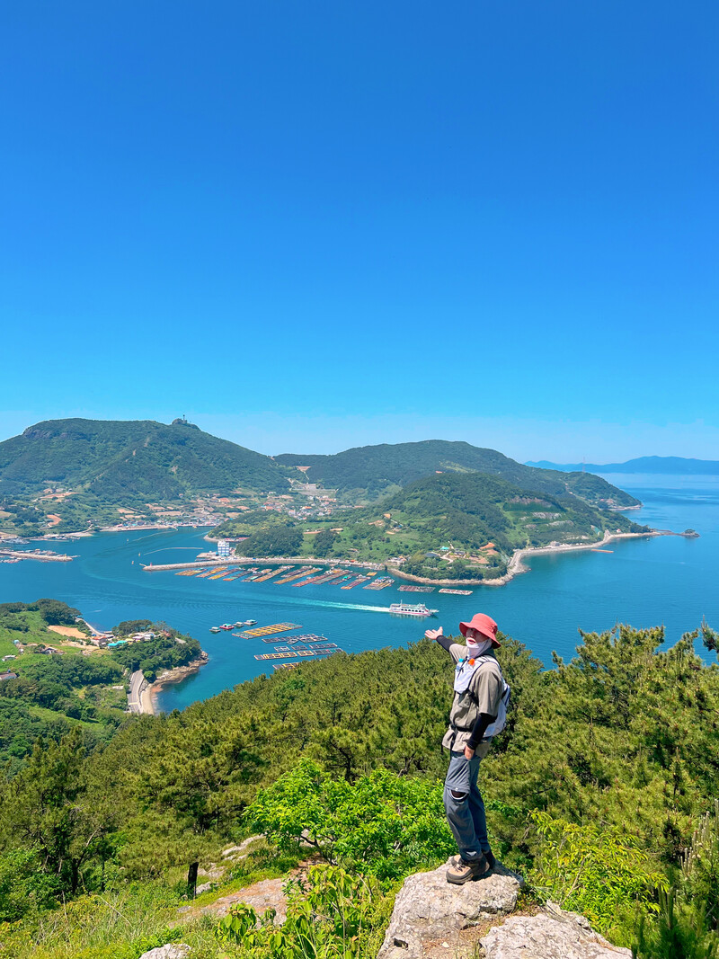 욕지도
<경상남도 통영시 욕지도>
⛰️전체 산행 루트⛰️
🅿️들머리 : 야포
🅿️날머리 : 욕지도 선착장
📝산행거리 : 6.1km
📝산행코스 : 야포 - 일출봉 - 망대봉 - 제1출렁다리 - 제2출렁다리 - 제3출렁다리 - 욕지도선착장
❤️🔥산행난이도 : 보통
⏰산행시간 : 2시간
🚘 주차장: 통영항
🛣️네비: 경남 통영시 통영해안로 234
🅿️ 주차요금: 5000원(1일주차)
🚻 화장실: 있음
⛴️ 주말 배편 시간표 ⛴️
(통영항~욕지도): 06:55 / 09:30 / 11:00 / 15:00
(욕지도~통영항): 08:40 / 13:00 / 15:20 / 16:40
✅ 통영항에서 욕지도 가기전에 연화도 경유했다가 가기 때문에 욕지도 까지 가는 배이동시간은 1시간30분 소요(가는길에 🕊️갈매기 많음 🦐새우깡필수)
✅ 욕지도는 볼거리 체험 트레킹 산행등 구성이 알차기때문에 당일치기경우 아침첫배로 꼭 가세요, 아니면 1박2일 추천 드려요
✅ 욕지도 도착후, 마을버스(요금:1000원 현금필수)탑승하셔서 야포 에서 하차 하시면 됩니다‼️⚠️ 원래 이번에 다녀오려고 했던코스는 등산&바다트레킹으로 조합 해서 (야포 - 일출봉 - 망대봉 - 제1출렁다리 - 제2출렁다리 - 제3출렁다리 - 새천년전망대 - 대기봉 - 천왕봉) 이었는데 시간관계상 출렁다리에서 하산🥲
✅ 각 출렁다리 마다 카페가 하나씩 배치되어있으니 트레킹중에 잠깐 들려서 보급해도 아주좋습니다(🧋욕지도고구마라떼 맛있더라🫣)
🔹욕지도 관광 체험🔹
-모노레일(운행안함)
- 씨워커(수중체험)
-통밭체험(문어잡기)
-해녀체험(프리다이빙)