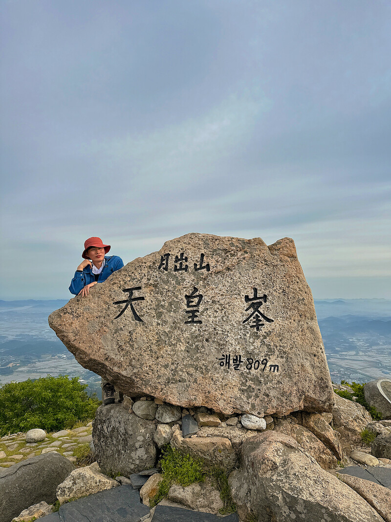 월출산
<전라남도 영암군 월출산 국립공원>
⛰️전체 산행 루트⛰️
🅿️들머리 : 경포대
🅿️날머리 : 천황사
📝산행거리 : 8km
📝산행코스 : 경포탐방지원센터 ~ 바람재 ~ 구정봉 ~ 바람재 ~ 천황봉 ~ 구름다리 ~ 천황사
❤️🔥산행난이도 : 보통~어려움
⏰산행시간 : 4시간
🚘 주차장: 경포대 탐방지원센터
🛣️네비: 전남 강진군 성전면 월남리 1229-17
🅿️ 주차요금: 무료
🚻 화장실: 있음
🚸 입산 가능 시간 🚸
동절기(11월~익년 3월) 05:00~13:00 이전
하절기(4월~11월) 04:00~14:00 이전
<전라남도 영암군 월출산 국립공원>
⛰️전체 산행 루트⛰️
🅿️들머리 : 경포대
🅿️날머리 : 천황사
📝산행거리 : 8km
📝산행코스 : 경포탐방지원센터 ~ 바람재 ~ 구정봉 ~ 바람재 ~ 천황봉 ~ 구름다리 ~ 천황사
❤️🔥산행난이도 : 보통~어려움
⏰산행시간 : 4시간
🚘 주차장: 경포대 탐방지원센터
🛣️네비: 전남 강진군 성전면 월남리 1229-17
🅿️ 주차요금: 무료
🚻 화장실: 있음
🚸 입산 가능 시간 🚸
동절기(11월~익년 3월) 05:00~13:00 이전
하절기(4월~11월) 04:00~14:00 이전
✅영암 월출산은 대한민국 3대 암산이라 기암괴석의 웅장함과 주변 산그리메가 예쁜곳이며, 중국 황산에 견주어도 손색없는 여기는 진짜 꼭 🌄일출산행&4계절 꼭 추천‼️
✅ 구장봉과 베틀굴 여명을 보기위해 제일 빨리 올라갈수있는 경포대로 선택했는데 구장봉까지 1시간소요⚠️
✅ 바람재 갈림길 까지 쭉 올라오면 왼쪽방향이 구장봉이고 오른쪽 방향이 천황봉 입니다 (베틀굴 은 구장봉 올라가는길에 있어요)
✅ 천황봉 가는길에 장군바위,남근바위,돼지바위를 지나며 천황봉우리가보여요 마지막 급경사구간까지 넘기면 정상 도착!!
✅ 통천문 삼거리에서 산성대코스,천황사코스로 나뉘어져 있는데 구름다리 보시려면 천황사로, 멋진 암릉조망을 더 관람하고싶다 산성대로 하산하시면됩니다
✅ 사자봉과 매봉 사이의 깔딱고개를 지나 급경사 철계단타고 쭉 내려가시면 구름다리가 나오는데 사진으로 보신거랑 실제로 보신거랑 많이틀려요,,,(아기자기한,,,?)😫
✅ 구름다리건너시면 또 갈림길이 나오는데 바람폭포,천황사 하산루트가 나오는데 최종날머리루트는 동일하니 둘중or하나 잡고 내려가시면 됩니다🤔
✅ 천황사 에서 경포대 (🚕 택시비용:18000원) 2년전에 12000원이었는데 물가 체감 와닿는군요,,,😢