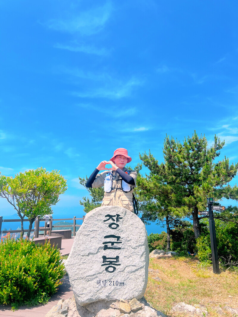 통영 매물도
<경상남도 통영시 매물도>
⛰️전체 산행 루트⛰️
🅿️들머리 : 당금선착장
🅿️날머리 : 대항선착장
📝산행거리 : 6km
📝산행코스 : 당금선착장 - 당금폐교(야영자) - 전망대 - 장군봉 - 대항둘레길 - 대항선착장
❤️🔥산행난이도 : 보통
⏰산행시간 : 2시간20분
🚘 주차장: 저구항선착장
🛣️네비: 경남 거제시 남부면 저구리 216-5
🅿️ 주차요금: 무료
🚻 화장실: 있음
✅ 통영항,거제저구항 매물도 가는 선착장 2군데이며, 저구항에서 탈 경우 매물도까지 배이동시간 30분소요
✅ 매물도 백패킹 장소는 “당금폐교” 선착장이랑 무척 거리기 가까워서 접근하기 좋고 일몰 보기 좋은위치에 있음
✅ 전망대쪽과 장군봉 가는 길쪽에 동백터널까지 있어서 동백꽃 필때 와봐도 좋을꺼 같고 여름에는 시원한 그늘막이 되어줘서 쉬어가기좋음(모기조심🦟)
✅ 장군봉 도착하며 소매물도 가 눈앞에 보여서 조망이 참 좋으며 대항둘레길로 하산하다보면 점점 소매물도가 가까워짐(수영해서20분컷?🏊🏻)
✅ 추천루트는 매물도 당금선착장 들머리로 잡고 한바퀴 돌고 대항선착장에 도착해서 소매물도 경유하는 배편탑승해서 소매물도 들리기!! (물때시간이랑배편시간 잘볼것)
🔹저구항 수국축제🔹
🗓️6월22일~23일까지
📌축제기간아니더라도 7월 초중순까지 방문해도 좋음
📌거제썬트리팜(리조트) 맞은편 수국 찍기 좋은거 같음