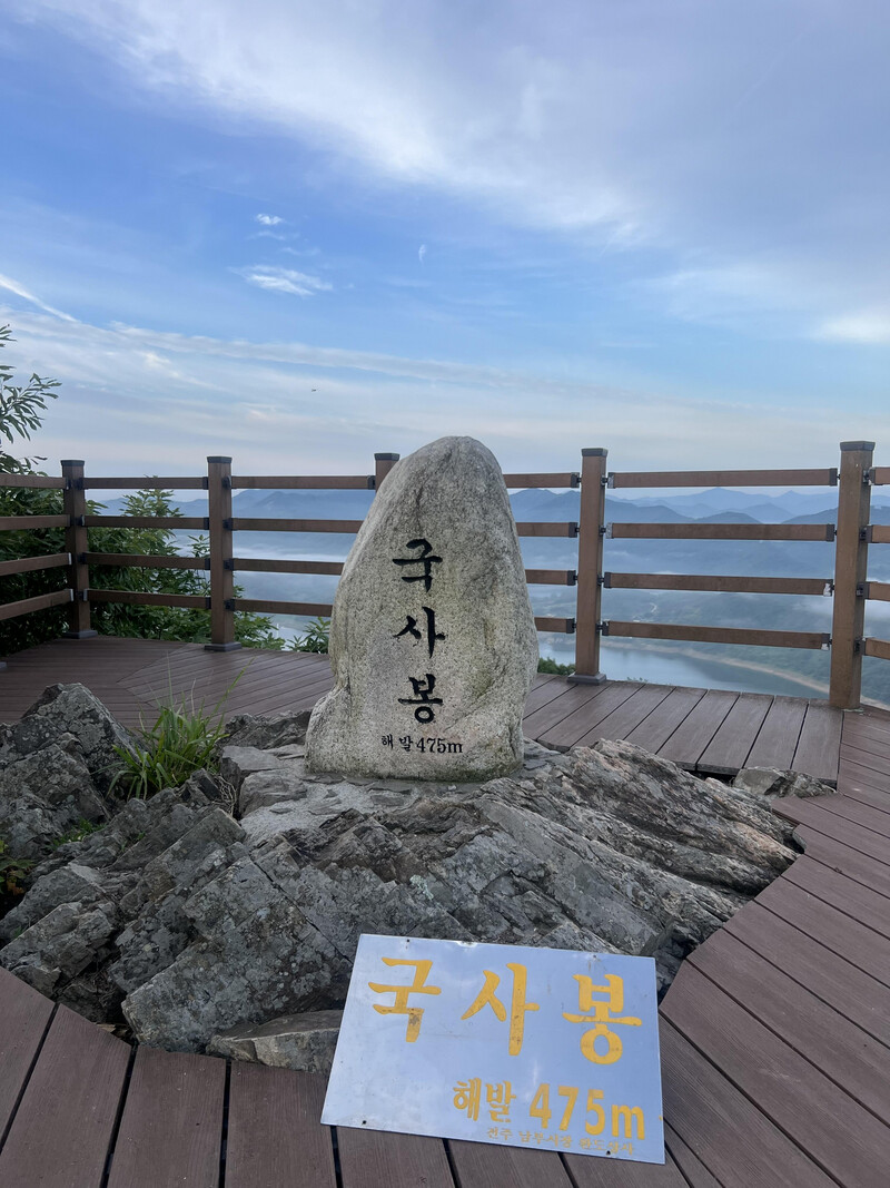 임실 국사봉
<전라북도 임실군 국사봉>
⛰️전체 산행 루트⛰️
🅿️들머리 : 국사봉휴게소
🅿️날머리 : 국사봉휴게소
📝산행거리 : 1.5km
📝산행코스 :국사봉휴게소주차장-붕어섬전망대-정상
❤️🔥산행난이도 : 보통
⏰산행시간 : 1시간
🚘 주차장:국사봉휴게소
🛣️네비:운암면 입석리 산32-9
🅿️ 주차요금: 무료
🚻 화장실: 있음
✅국사봉은 운해잘뜨기로 유명한곳으로 물안개길이라고 불리기도 하답니다
✅가기 전날에는 대박 운해날씨 각이어서 연차쓰고 갔지만 출발당일날 습도 100프로에서 90프로 줄어버려서 운해 짙게 생성되지 않았어요🥹 그래도 30분만 오르면 이런 풍경이니 일출 가성비 최고최고 !
✅ 4월에오시면 옥정호 붕어섬 주변이 벚꽃드라이브길로 유명하고 5월에 방문하시면 붕어섬에서 작약꽃밭을 보실수 있으니 내년에 시기 맞춰서 오시길 바래요
