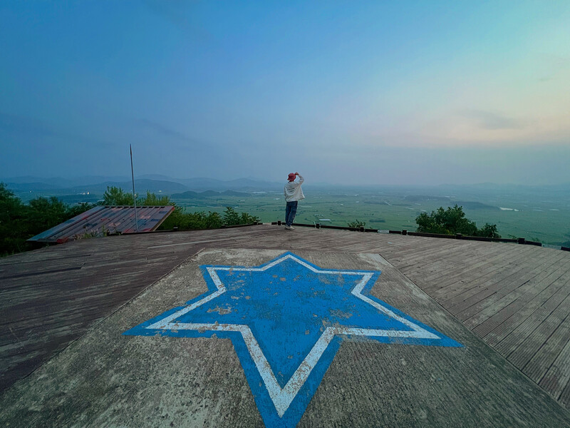강원도 철원 소이산
<강원도 철원군 소이산>
⛰️전체 산행 루트⛰️
🅿️들머리 : 역사문화공원
🅿️날머리 : 역사문화공원
📝산행거리 : 4km
📝산행코스 : 역사문화공원
❤️🔥산행난이도 : 보통
⏰산행시간 : 1시간
🚘 주차장:철원 역사문화공원
🛣️네비: 강원 철원군 철원읍 금강산로 262
🅿️ 주차요금: 무료
🚻 화장실: 있음
✅ 철원역사문화공원 주차장을 나와 우회전 후, 삼거리가 나오는 길에서 다시 우회 전 해서 들어가면 철원용암지대 표지판 갈림길이 나오게 되요. 여기서 다시 오른쪽 길을 조금 더 올라 가면 등산로 입구 있는 곳이 나옵니다(주차장이랑 등산로 입구가 거리가 제법 되요)
✅ 소이산은 예전 군시설로 이용된 곳이라 군용차량이 다닐수 있는길이라 올라가기 수월합니다, 현재는 모노레일로도 편하게 갈 수 있습니다!
✅ 정상에 도착하면 예전에 쓰던 군사시설이 고스란히 남겨져 있으며, 현재는 평화마루공원이라는 이름으로 전망대 역할을 하고 있습니다
✅ 전망대에 도착하면 북쪽과 가장 근접해 있는 철원평야의 모습을 볼 수 있으면 야밤이 올 경우 저멀리 365일 내내 초소근무를 하고 있는 이초소 불빛이 줄지어진 경관을 볼 수 있습니다